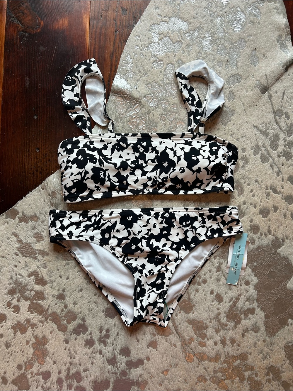 ANTONIO MELANI BLACK &
WHITE FLORAL BIKINI SET
NWT bottoms sz M
NWOT top sz M